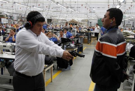(Ο Miguel Caballero… δοκιμάζει την ποιότητα των αλεξίσφαιρων γιλέκων της εταιρείας του. (Φωτογραφία: John Vizcaino / Reuters)