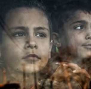 Ο Mohammed Adlani (αριστερά), 8, και ο Mohammed Chami, 11, παίρνουν το λεωφορείο για το σχολείο από το Ορφανοτροφείο Ισλαμικής Φιλανθρωπικής Οργάνωσης στη Χομς. Έχουν χάσει τους γονείς τους εξαιτίας του πολέμου στη Συρία.