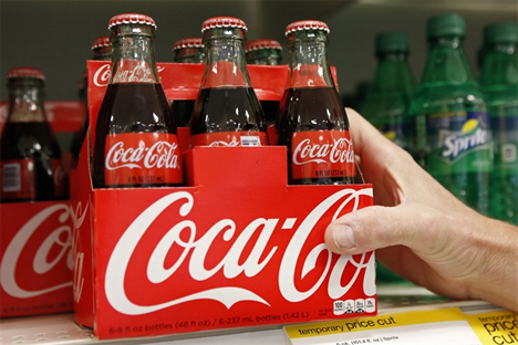 Η «Le Monde» υπενθυμίζει ότι ένα κουτάκι Coca-Cola περιέχει το αντίστοιχο επτά κύβων ζάχαρης