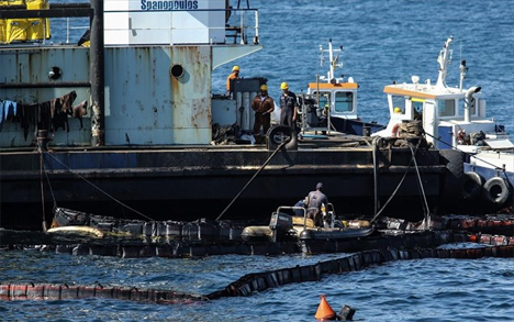 Τον Σεπτέμβριο του 2017, το WWF Ελλάς υπέβαλε στην Εισαγγελία Πλημμελειοδικών Πειραιά που διερευνά τη συγκεκριμένη υπόθεση, μήνυση κατά παντός υπευθύνου για την πρόκληση θαλάσσιας ρύπανσης από πετρελοειδή στον Σαρωνικό Κόλπο. Photo: INTIME NEWS/ΛΙΑΚΟΣ ΓΙΑΝΝΗΣ