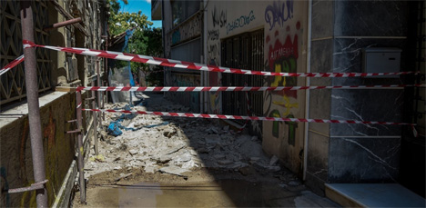 Φθορές σε παλιά κτίρια στην Αθήνα μετά από σεισμό/Eurokinissi