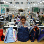 (Έλεγχος στα παιδικά αλεξίσφαιρα γιλέκα στην εταιρεία «Miguel Caballero», την Πέμπτη 3 Ιανουαρίου 2013. (Φωτογραφία: William Fernando Martinez / AP)