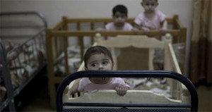 Κοριτσάκια σε ορφανοτροφείο της Βαγδάτης, που φιλοξενεί παιδιά Ιρακινών και μαχητών του Ισλαμικού Κράτους
AP Photo/Maya Alleruzzo, File