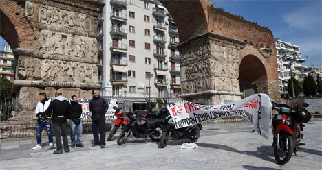 Εργαζόμενοι διανομείς έχουν σηκώσει πανό διαμαρτυρίας στην Καμάρα της Θεσσαλονίκης ΜΟΤΙΟΝΤΕΑΜ/ΓΙΩΡΓΟΣ ΚΩΝΣΤΑΝΤΙΝΙΔΗΣ