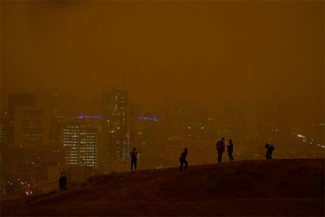 P PHOTO/JEFF CHIU Πορτοκαλί σύννεφο καπνού σκεπάζει το Σαν Φρανσίσκο.