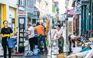 Η πόλη εξακολουθεί να μετράει πληγές: ηλεκτροδότηση, υδροδότηση, τηλεφωνία, Ιντερνετ δεν έχουν αποκατασταθεί πλήρως. Κλειστά παραμένουν και τα μεγάλα σούπερ μάρκετ, καθώς όλα πλημμύρισαν και το εμπόρευμά τους καταστράφηκε ολοσχερώς, ενώ ακόμη και οι φούρνοι υπολειτουργούν (φωτ. ΤΟΜΗΣ ΤΣΟΜΠΑΝΙΔΗΣ).