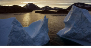 Ανατολή ηλίου με παγόβουνα που επιπλέουν στις ακτές της Γριλανδίας

AP Photo/Felipe Dana
