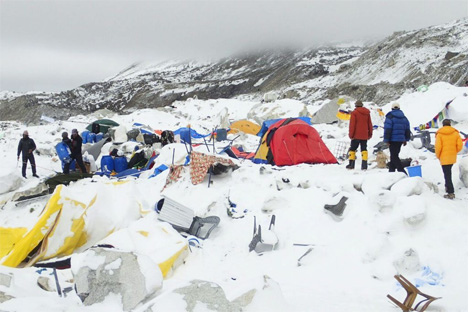 Χιονοστιβάδα που σάρωσε τον ορειβατικό καταυλισμό στους πρόποδες του Έβερεστ σκότωσε 19 ορειβάτες το 2015 (Reuters)