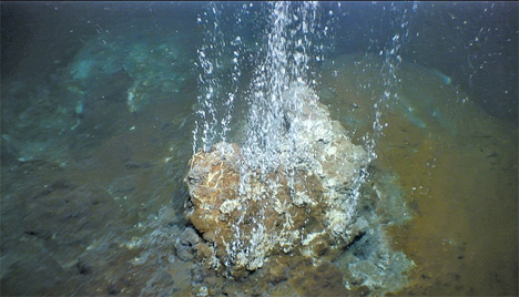 Καυτό νερό και αέρια αναβλύζουν από υδροθερμικές «καμινάδες» γύρω από το ηφαίστειο