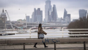 Γυναίκα με μάσκα περπατά στο Λονδίνο  VICTORIA JONES / ASSOCIATED PRESS
