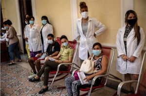 Εθελοντές περιμένουν τον έλεγχο από το νοσηλευτικό προσωπικό μετά τον εμβολιασμό τους, στην Αβάνα (φωτογραφία Ramon Espinosa/AP)