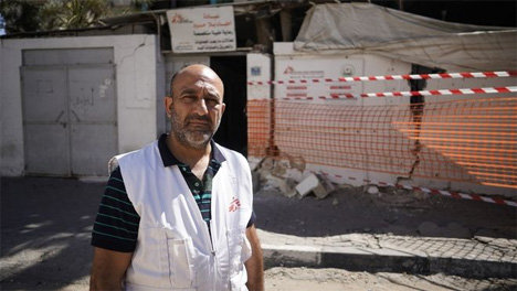 Ο Aymen al Djaroucha Παλαιστίνιος που έχει ζήσει 20 χρόνια στη Γάζα. Είναι ο συντονιστής του προγράμματος των Γιατρών Χωρίς Σύνορα στην περιοχή.  MSF