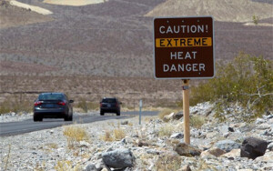 Μια πινακίδα ενημερώνει τους οδηγούς ότι εισέρχονται στην Κοιλάδα του Θανάτου όπου επικρατούν ακραία υψηλές θερμοκρασίες - REUTERS/Steve Marcus