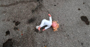 Μια κούκλα πεταμένη στο δρόμο (φωτογραφία αρχείου)

EUROKINISSI/ΘΑΝΑΣΗΣ ΚΑΛΛΙΑΡΑΣ