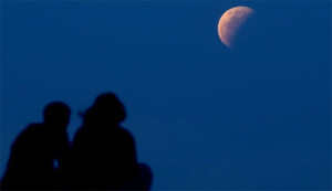 Έκλειψη Σελήνης  AP PHOTO/FIRDIA LISNAWATI
