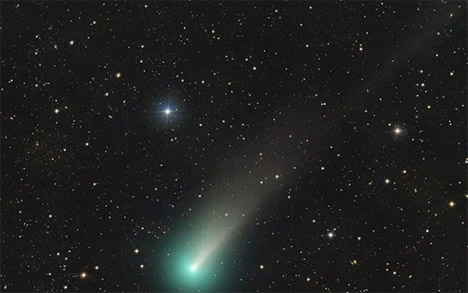Στην φωτογραφία ο κομήτης Λέοναρντ διασχίζει τον ουρανό της Καλιφόρνια. - Dan E. Bartlett