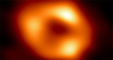 Φωτογραφία της πρώτης μαύρης τρύπας που καταγράφεται στο γαλαξία μας, και έλαβε το όνομα Τοξότης Α* (Sagitaruis A*) Event Horizon Telescope Collaboration