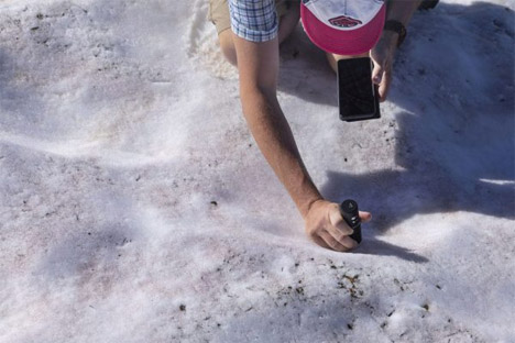 Στις επιτόπιες έρευνες το χιόνι εξετάζεται με φορητό μικροσκόπιο (Reuters)