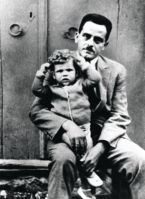 Mίκης Θεοδωράκης σε ηλικία περίπου 2 ετών, στην αγκαλιά του πατέρα του Γιώργου