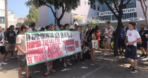 Από την κινητοποίηση φοιτητικών συλλόγων του Πολυτεχνείου Κρήτης έξω από το Αστυνομικό Μέγαρο Χανίων, ενάντια στις διώξεις και στην κλήση των φοιτητών για κατάθεση.