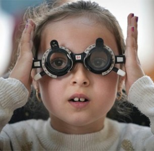 Στην Ευρώπη επίσης οι νεαροί ενήλικες είναι περισσότερο πιθανό να χρειάζονται γυαλιά για τη μακρινή τους όραση από ό,τι χρειάστηκαν οι γονείς ή οι παππούδες τους.  AP