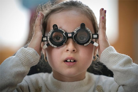 Στην Ευρώπη επίσης οι νεαροί ενήλικες είναι περισσότερο πιθανό να χρειάζονται γυαλιά για τη μακρινή τους όραση από ό,τι χρειάστηκαν οι γονείς ή οι παππούδες τους.  AP