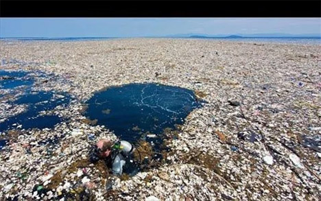 Εικόνα από ένα σημείο της χωματερής πλαστκών σκουπιδιών στον Ειρηνικό Ωκεανό. - Photo ΥouTube