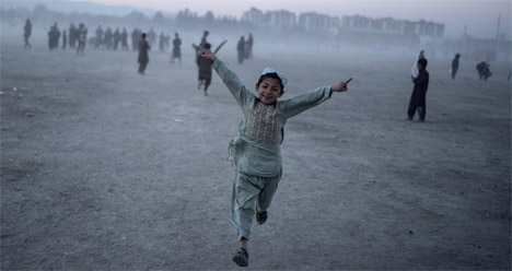 Ένα αγόρι πανηγυρίζει στη διάρκεια αγώνα κρίκετ με τους φίλους του σε πάρκο της Καμπούλ, στο Αφγανιστάν. AP Photo/ Petros Giannakouris