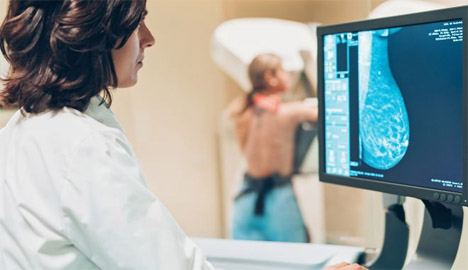 Γυναίκα κάνει προληπτική μαστογραφία  GETTY IMAGES