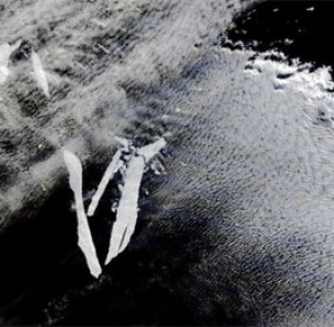 Στη δορυφορική εικόνα φαίνεται η διάσπαση του παγόβονου Α-76Α σε μικρότερα κομμάτια. πηγή φωτό (NASA Earth Observatory/MODIS/Wanmei Liang)