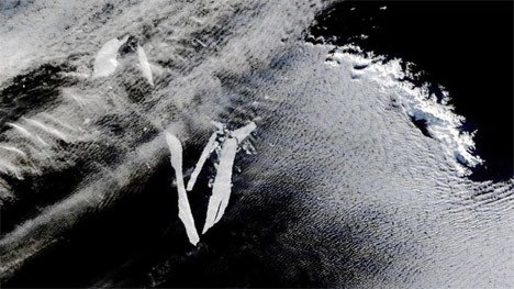 Στη δορυφορική εικόνα φαίνεται η διάσπαση του παγόβονου Α-76Α σε μικρότερα κομμάτια. πηγή φωτό (NASA Earth Observatory/MODIS/Wanmei Liang)