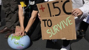 Περιβαλλοντικοί ακτιβιστές κάνουν ΚΑΡΠΑ (Καρδιοπνευμονική Αναζωογόνηση) στη Γη να τη σώσουν.
(AP Photo/Peter Dejong, Αρχείο)